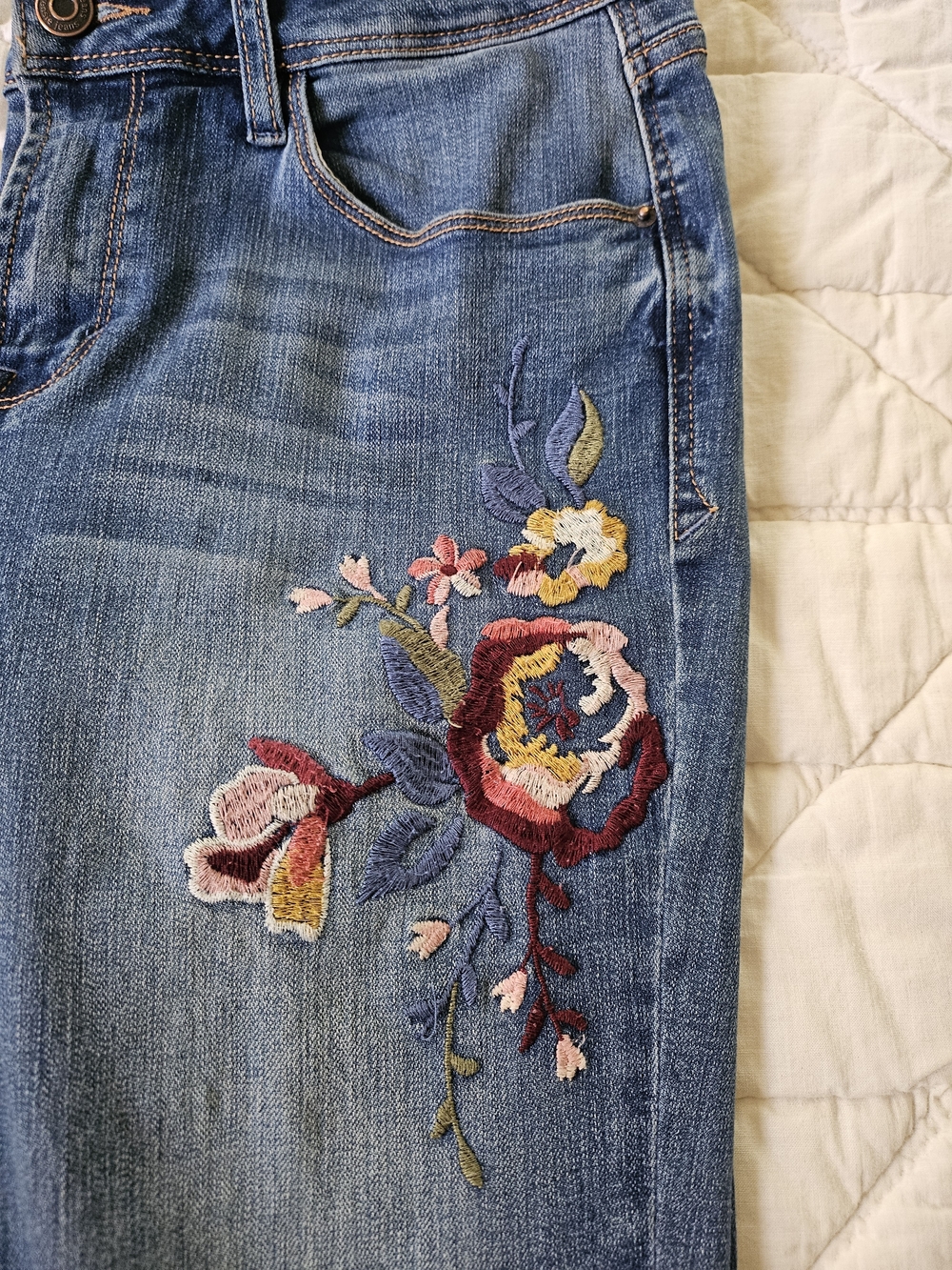 Kensie Distressed Med Rise Skinny Jeans w/ Floral Embroidery - Size 6/28 - Picture 8 of 10